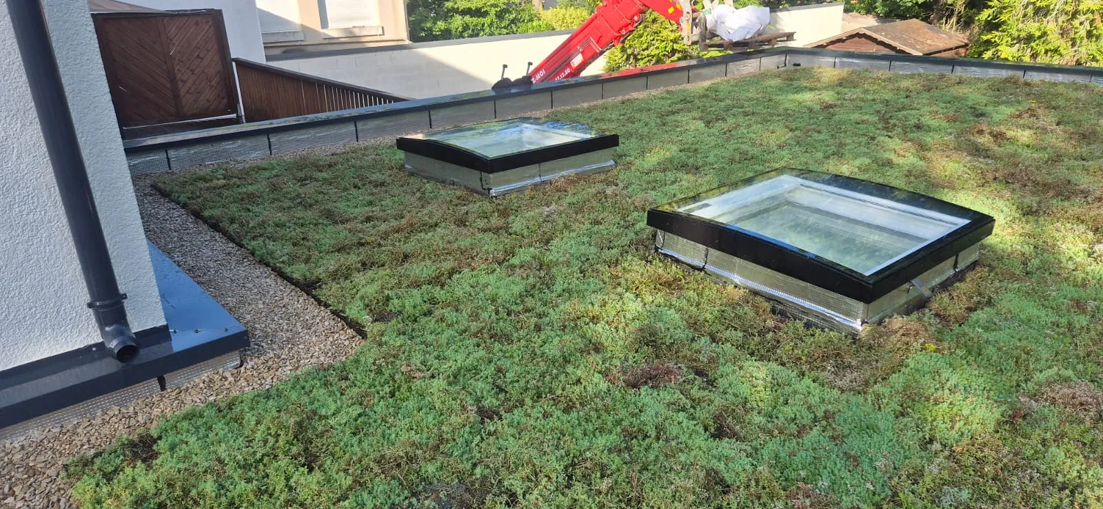 Toiture terrasse végétalisée équipée de deux lanterneaux vitrés